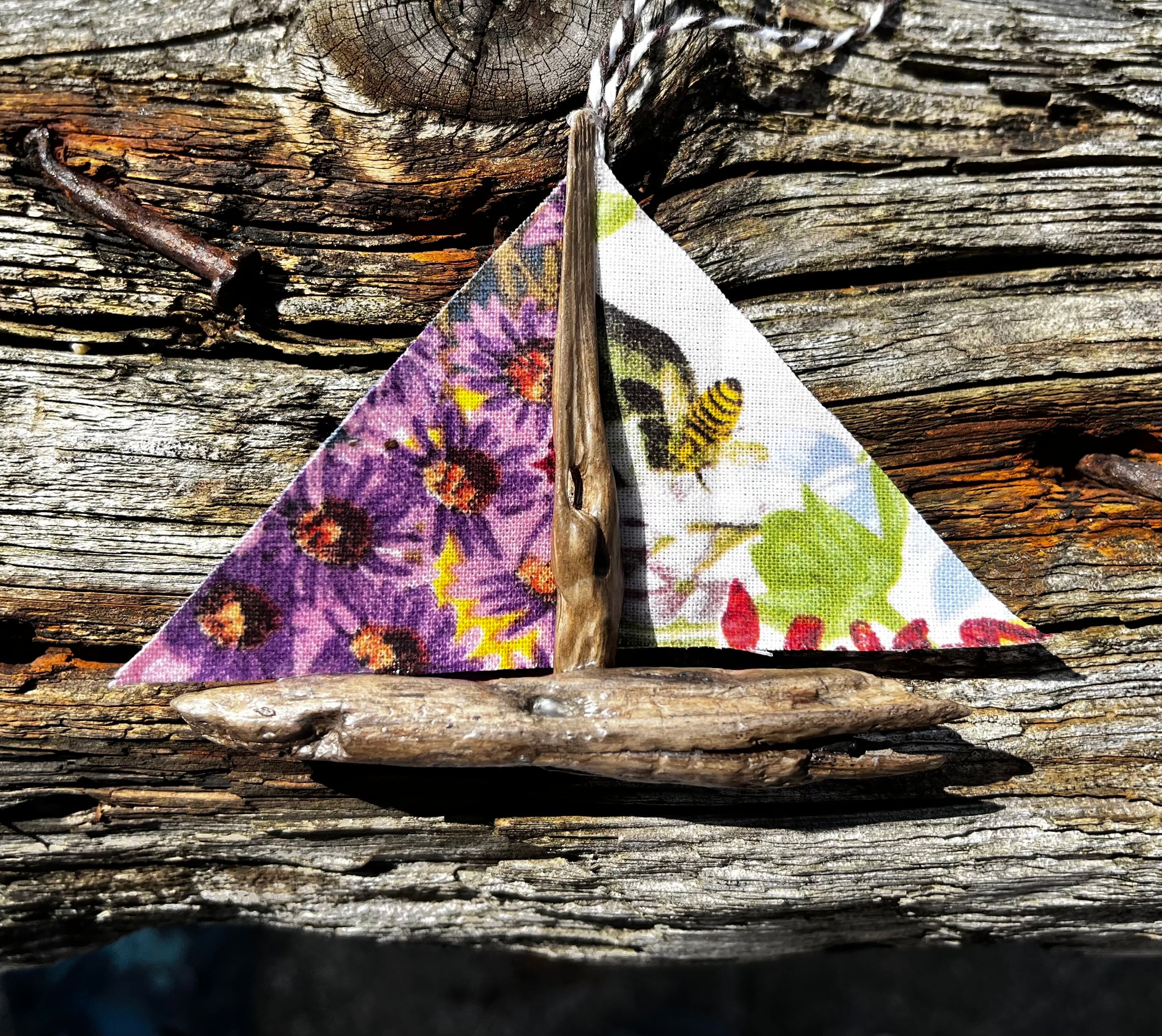 Busy Bee Driftwood Boat Ornament 4"